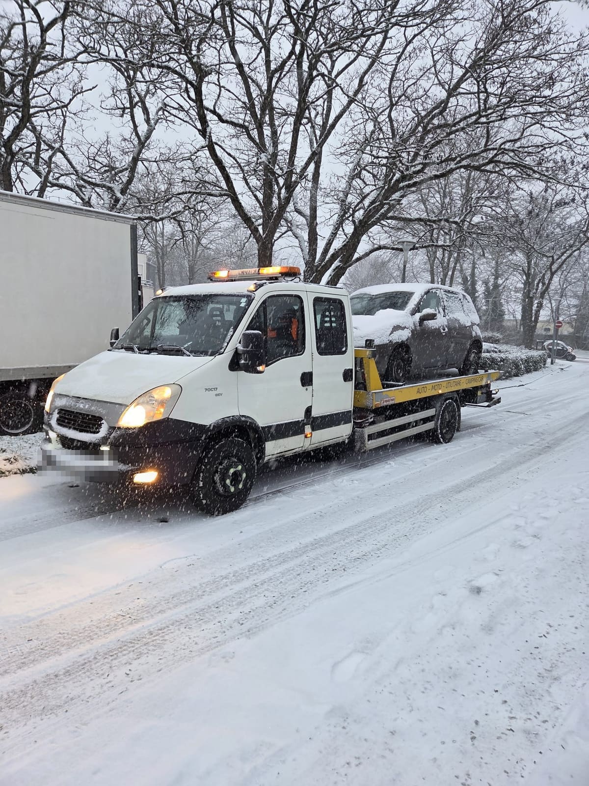 Camion de remorquage JLAUTO en intervention sous la neige